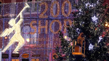 Zdobení vánočního stromu na náměstí Republiky v Praze