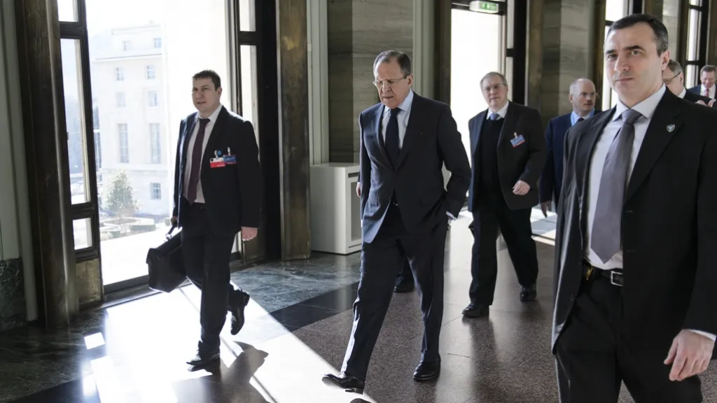 Sergej Lavrov přichází na schůzku s Johnem Kerrym