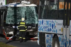 V Praze se srazily autobusy, polovinu zraněných tvoří děti. Záchranáři aktivovali traumaplán, zasahoval vrtulník