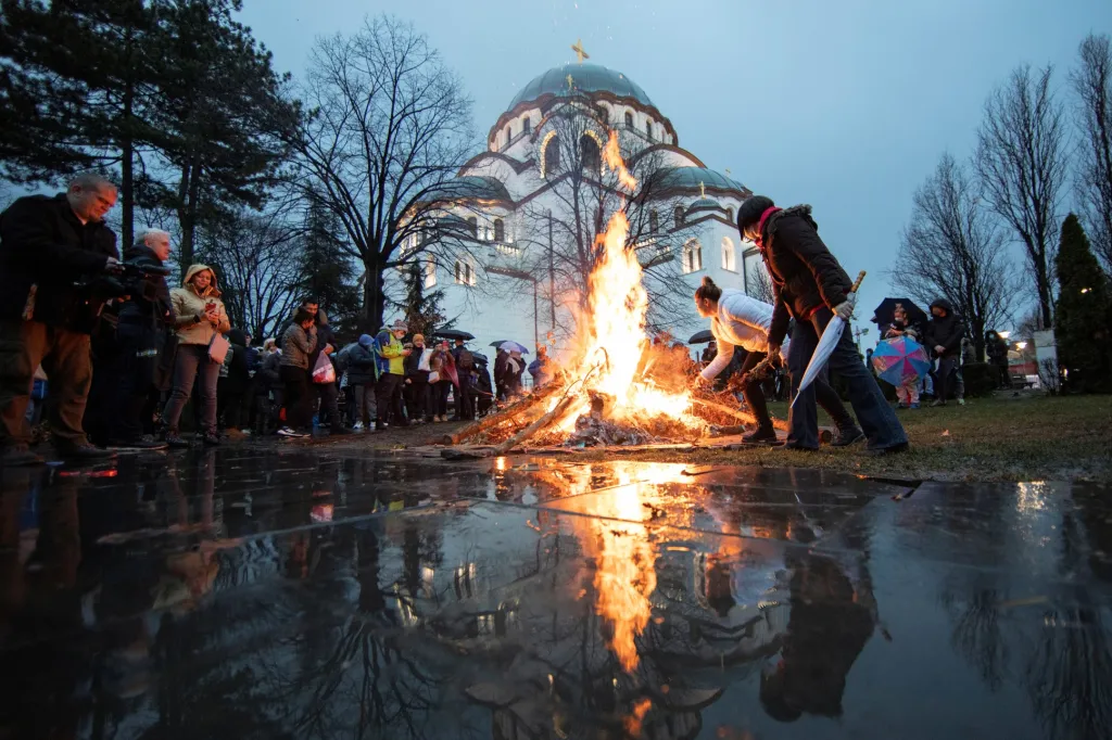 Věřící v Srbsku pálí sušené dubové ratolesti, které symbolizují vánoční stromek