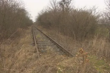 Z Chrudimi do Heřmanova Městce léta nejezdí vlaky, přeměnu trati na cyklostezku ale blokuje správa státních rezerv