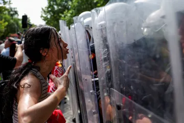 Albánská policie použila k rozehnání demonstrantů slzný plyn a vodní děla