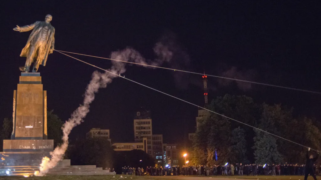 Dav strhl v Charkově sochu Lenina