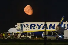 Německá policie prohledala letadlo Ryanair, které nečekaně přistálo v Berlíně