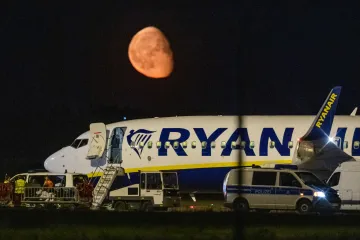 Německá policie prohledala letadlo Ryanair, které nečekaně přistálo v Berlíně