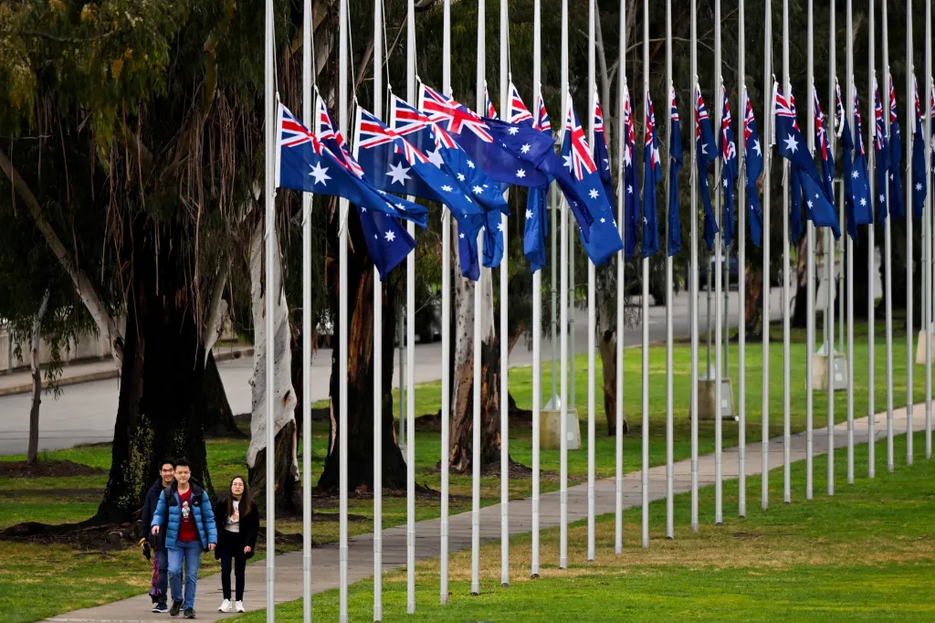 Vlajky stažené na půl žerdi před australským parlamentem