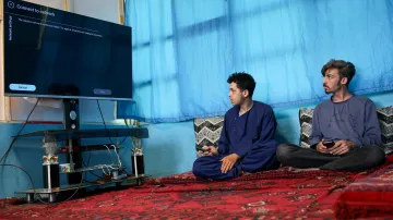 Muži v Kábulu se snaží připojit televizi k internetu