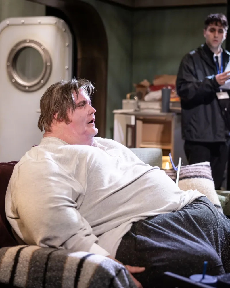 Hrdinu hry Velryba tíží samota. A jeho představitele dvě stě kilo navíc