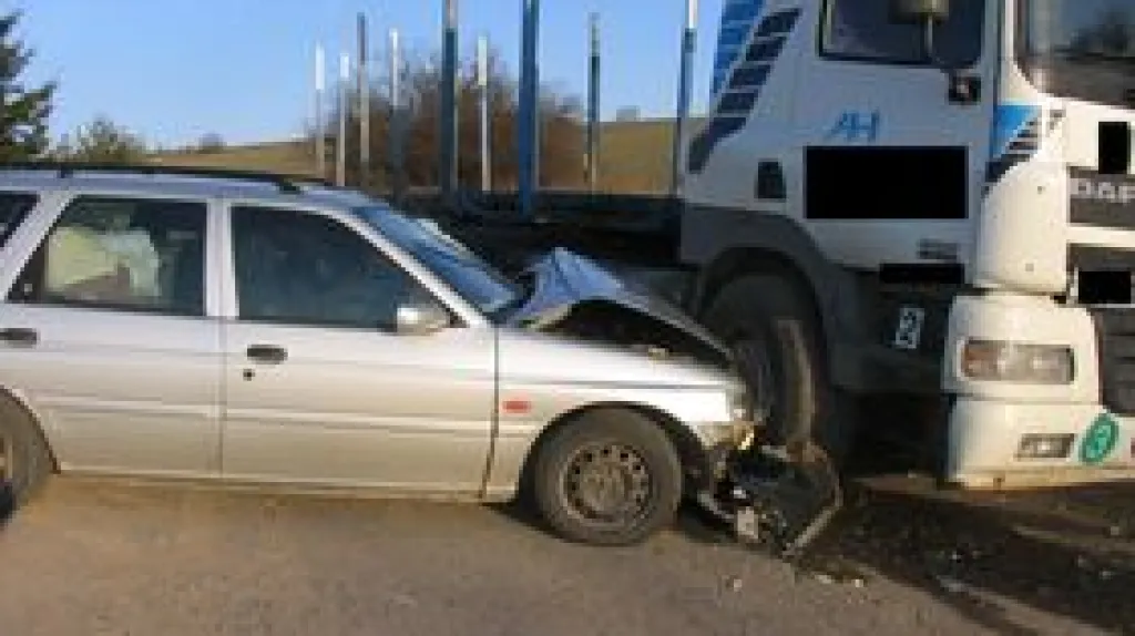 Nehoda osobního auta a kamionu