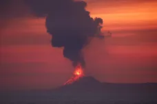 U Sumatry vybuchla sopka Anak Krakatoa. Úřady varují místní, aby se chránili před popílkem