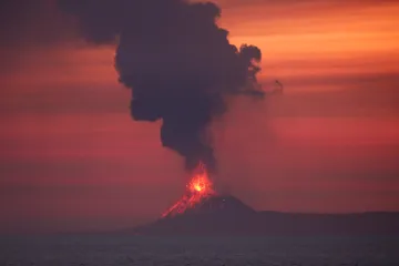U Sumatry vybuchla sopka Anak Krakatoa. Úřady varují místní, aby se chránili před popílkem