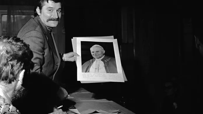 Lech Walesa s portrétem Jana Pavla II.