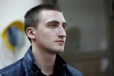 Ruský odvolací soud zmírnil trest pro Ustinova za napadení policisty. Připustil videa události