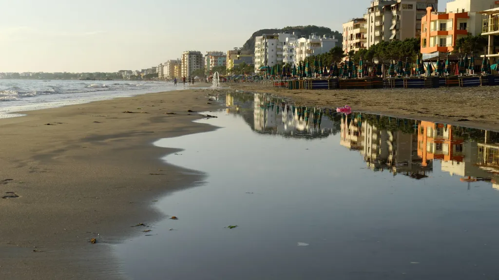 Jónské moře pohlcuje pláž u albánského Drače