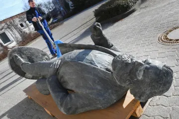 Kupředu levá. Čína poslala do Marxova rodiště jeho sochu v nadživotní velikosti