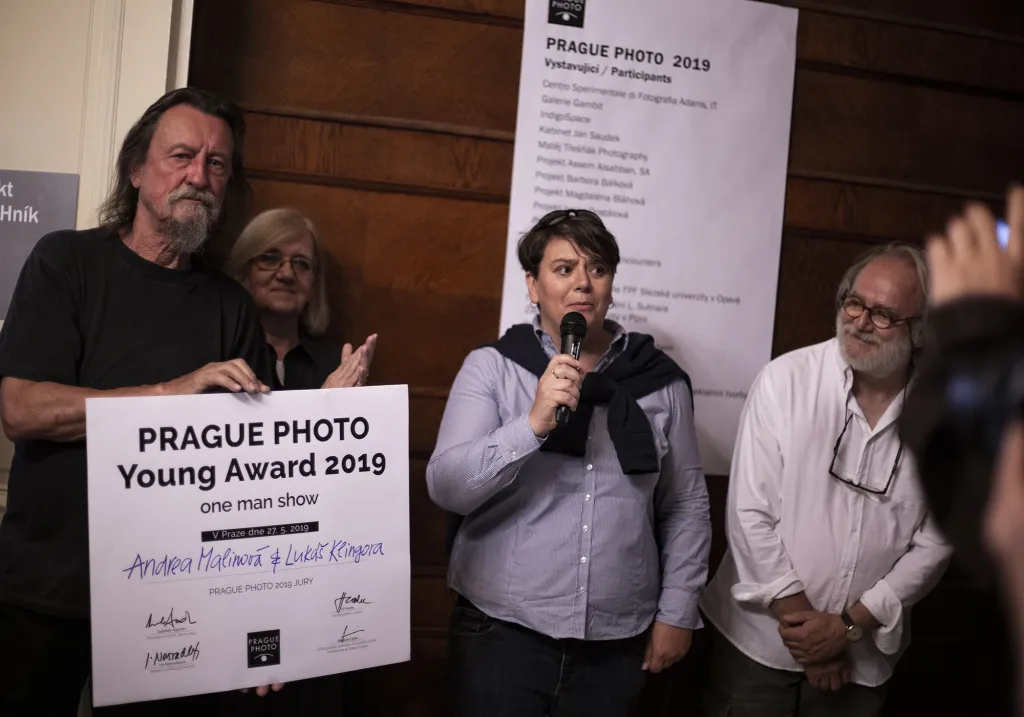 Odborná komise ve složení (zleva) Jiří Hanke, fotograf a kurátor, Iva Nesvadbová, ředitelka Prague Photo, Štěpánka Stein, fotografka a pedagog, Gabriele Agostini, prezident CSF Adams Roma letos vybrala jako vítěze PRAGUE PHOTO YOUNG  AWARD Andreu Malinovou a Lukáše Klingora