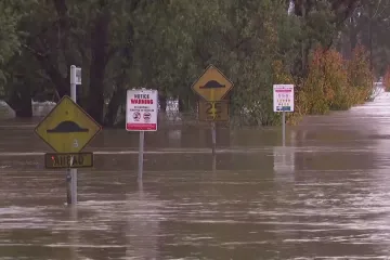 V částech Austrálie od víkendu napršelo víc než jindy za rok. Místo aut křižují krajinu čluny