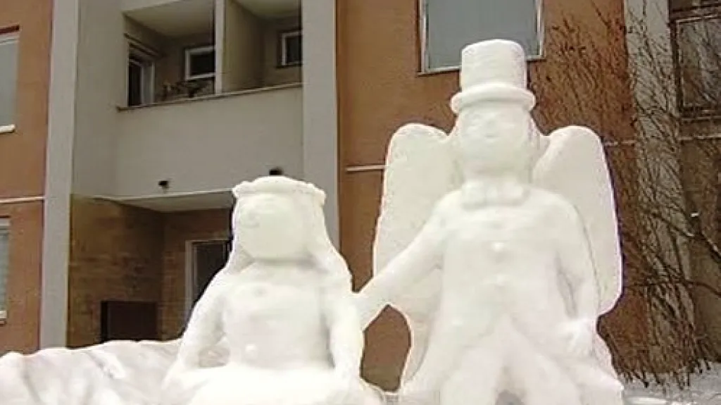 Sněhová maková panenka a motýl Emanuel