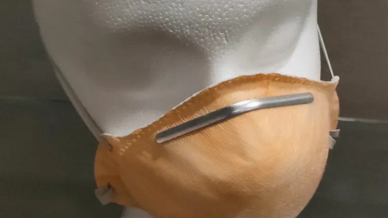 Takle vypadaly první respirátory N-95. Vymyslel je americký inženýr Peter Tsai, která se narodil na Taiwanu. Absolovent Univerzity v Knoxville na nich pracoval 34 let, během covidové krize patřil k předním vědcům, jimž se podařilo tyto ochranné prostředky ještě vyleošit a zrychlit jejich výrobu.