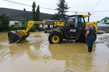 Utržené silnice, auta na střechách. Je to apokalypsa, hodnotí následky noční záplavy lidé z Břevence 