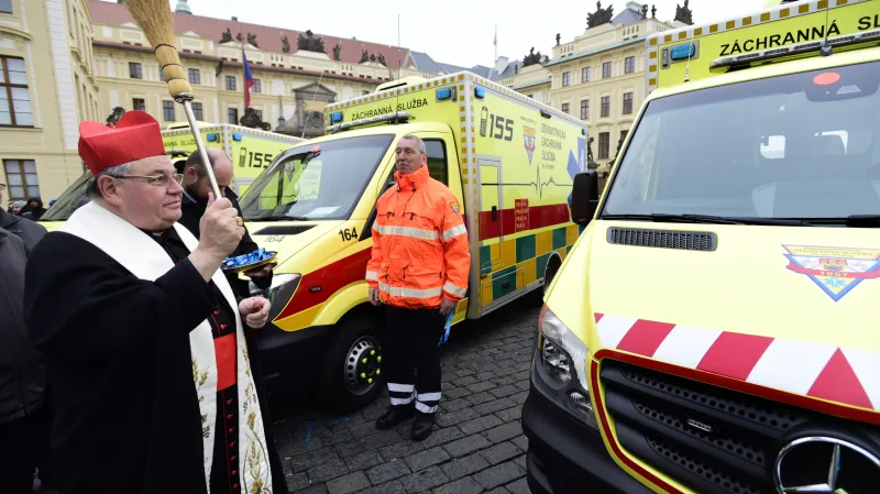 Novým sanitkám požehnal kardinál Dominik Duka