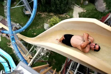 Jízda mezi žraloky, trupem letadla nebo na lodi. Pozvánka mezi nejzajímavější tobogány světa 