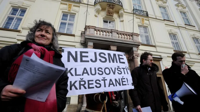 Demonstrace proti politickému působení arcibiskupa Duky