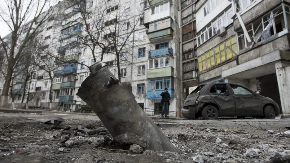 Zbytek střely Grad u sídliště v Mariupolu po sobotním ostřelování