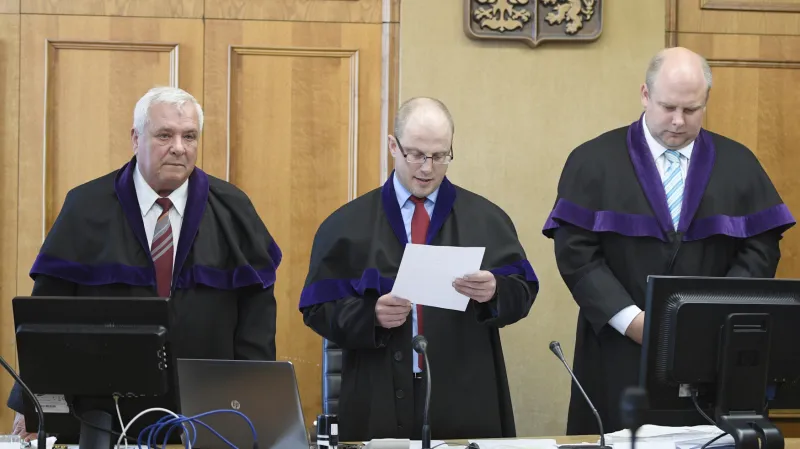 Soud znovu uznal Ratha a dalších deset obžalovaných vinnými. Uprostřed předseda trestního senátu Robert Pacovský