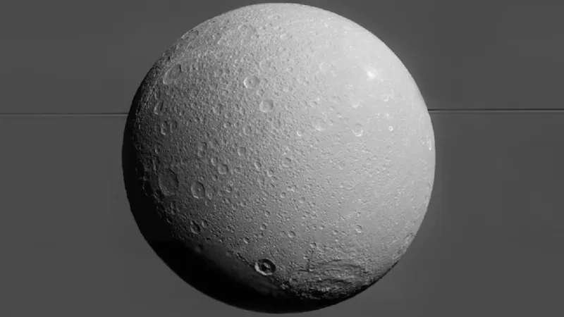 Saturnův měsíc Dione