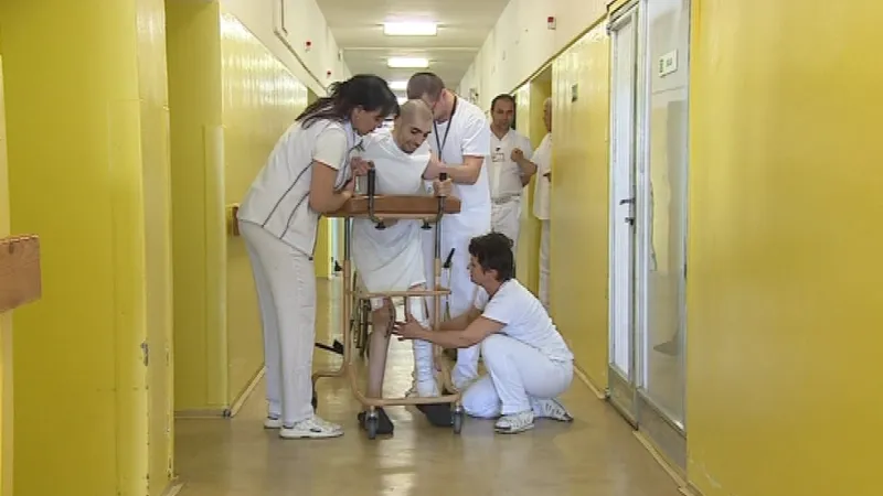 K prvním krůčkům po čtyřech letech Hakobyanovi pomáhali zdravotníci a speciální pomůcka