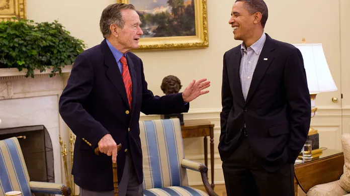 George Bush starší s Barackem Obamou