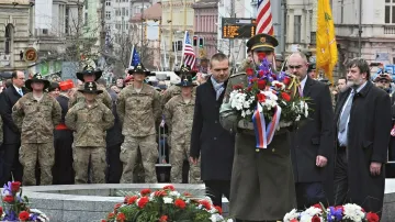 Uctění památky amerických a belgických vojáků u pomníku Díky, Ameriko v Plzni