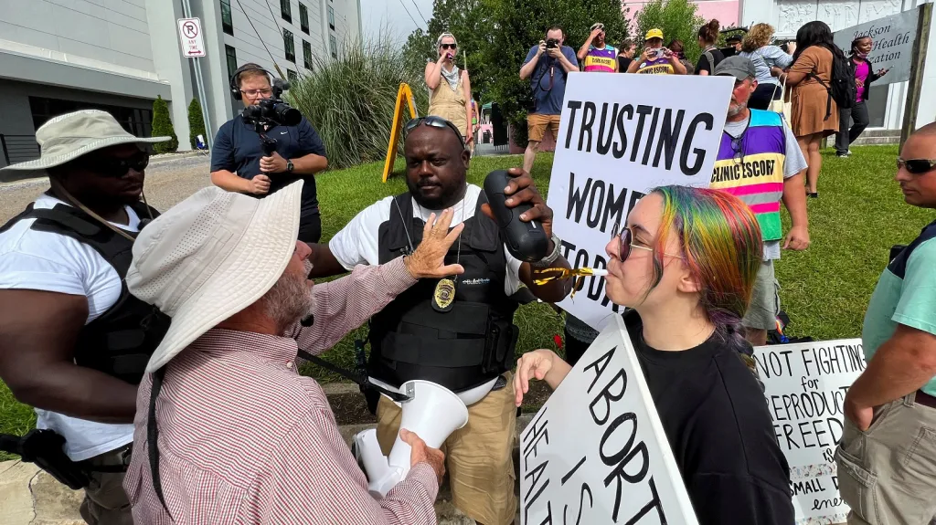 Střet zastánců a odpůrců práva na potrat před klinikou v Mississippi