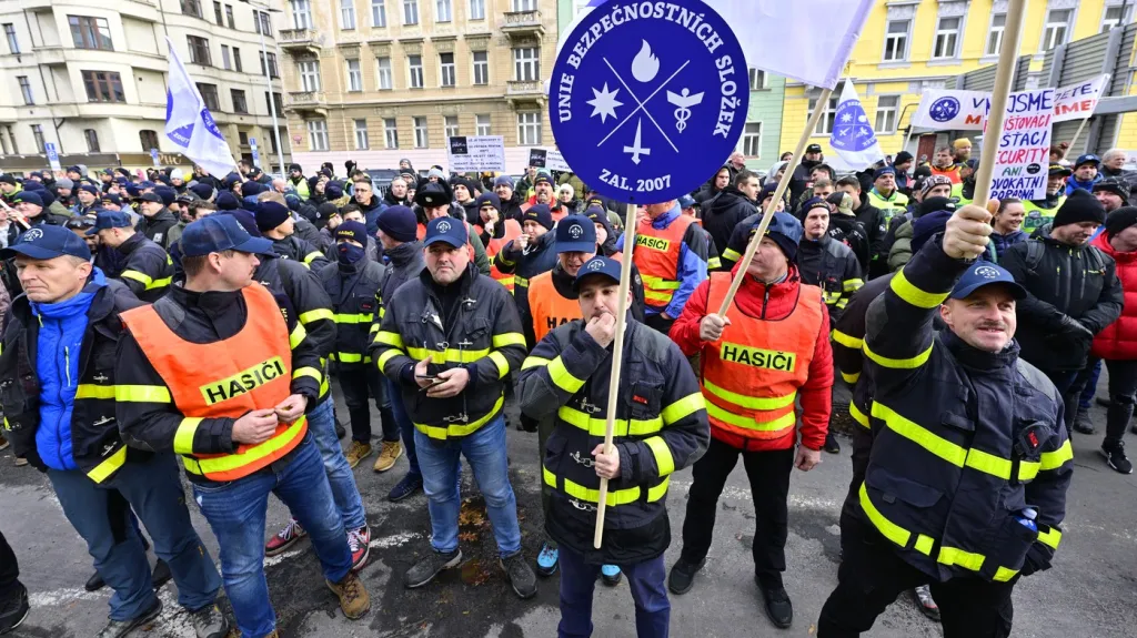 Protest policistů a hasičů za lepší platy před ministerstvem vnitra