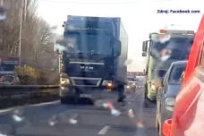 Nešvar českých dálnic: kamiony zablokují dva pruhy a záměrně brzdí osobní vozy 