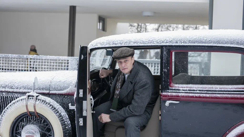 Karel Dobrý při natáčení filmu Skleněný pokoj