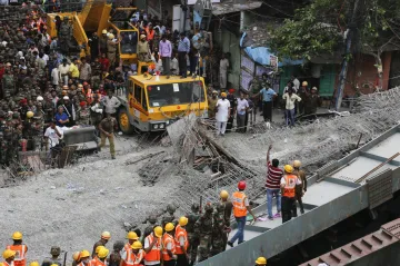 Pod zříceným nadjezdem v Kalkatě zemřelo 25 lidí. Policie zatkla pětici ze stavební firmy