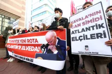 Velvyslanci, kteří se zastali vězněného disidenta Kavaly, zřejmě zůstanou v Turecku
