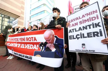 Velvyslanci, kteří se zastali vězněného disidenta Kavaly, zřejmě zůstanou v Turecku