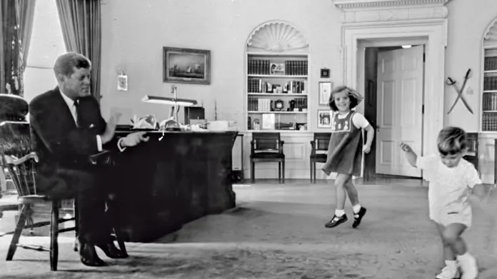 John F. Kennedy v Oválné pracovně s dcerou Caroline a synem Johnem