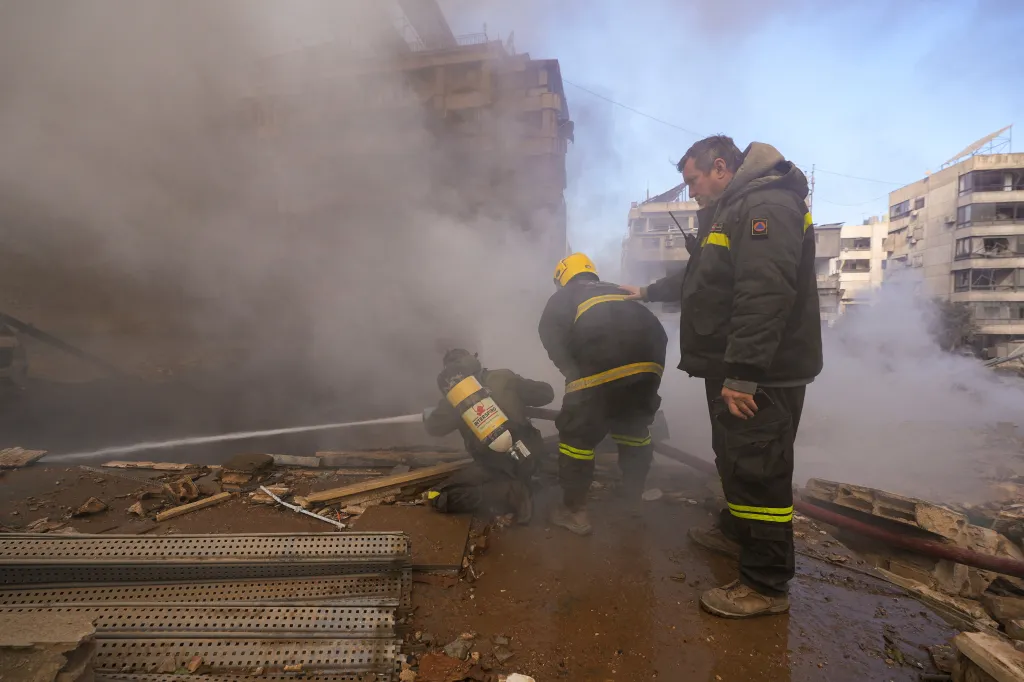 Záchranáři během prací u budovy na jižním předměstí libanonského Bejrútu během americko-izraelského konfliktu s Íránem