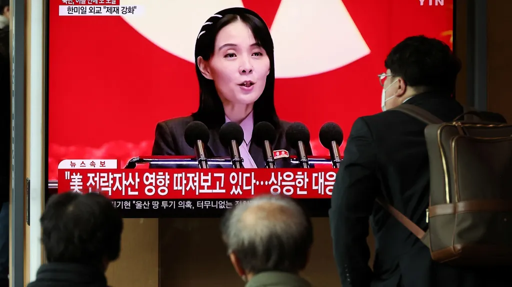 Lidé v Soulu sledují severokorejské vysílání o odpálení balistických střel