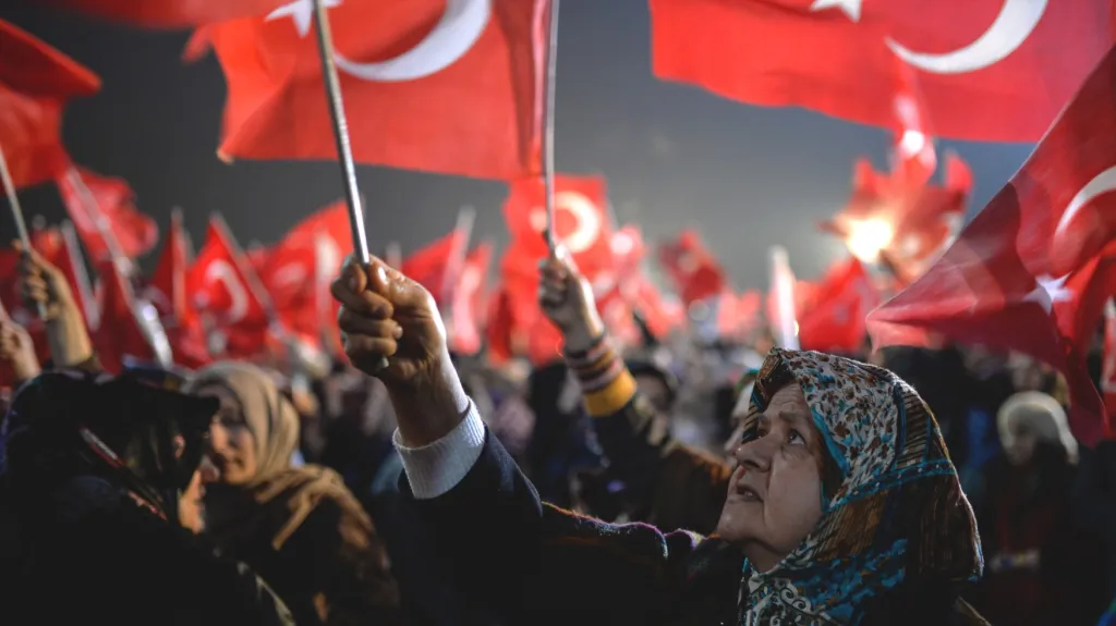 Turci protestují proti razii v médiích