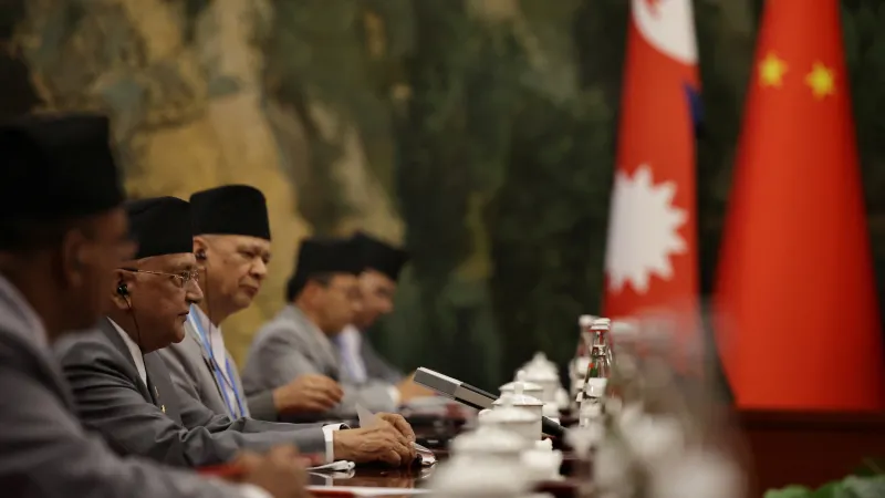 Tehdejší nepálský premiér Khadka Prasád Oli (druhý zleva) na bilaterální schůzce s čínským vládcem Si Ťin-pchingem v Číně 30. srpna 2025