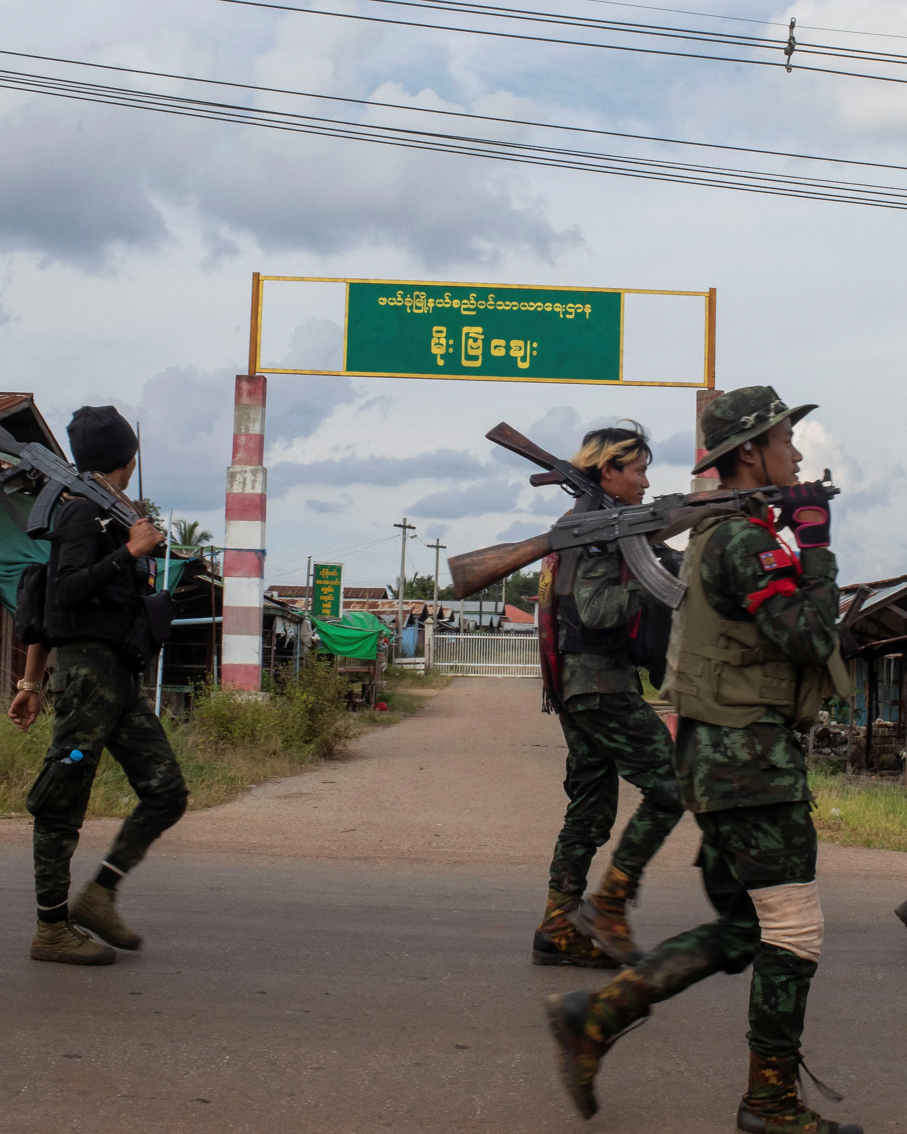 Vojenská junta v Myanmaru brutálně popravuje zajaté povstalce. Svědci popisují upalování