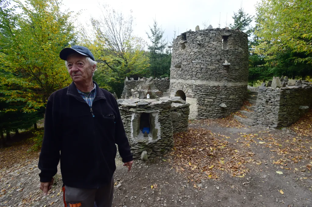 Deset let budoval důchodce Zdeněk Procházka napodobeninu zříceniny středověkého hradu. Stavba nedaleko Lipové na Prostějovsku nese jméno Špacírštejn