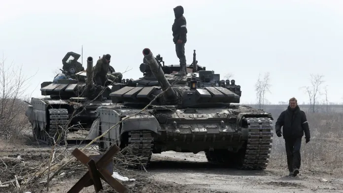 Ruské tanky u obleženého Mariupolu