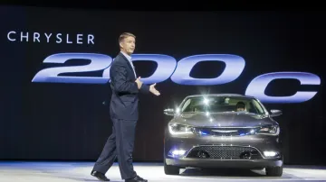 Prezident společnosti Chrysler představuje nový model Chrysler 200
