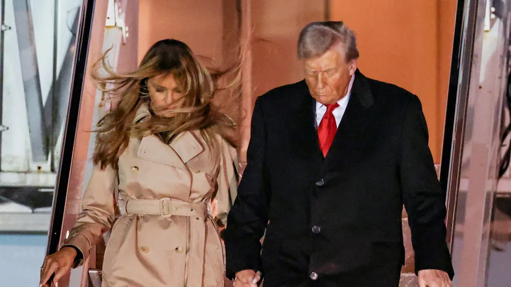 Donald Trump s manželkou Melanií Trumpovou přiletěli do Spojeného království